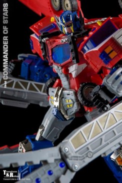 Transform and Rollout R-02 Commander of Stars Figure